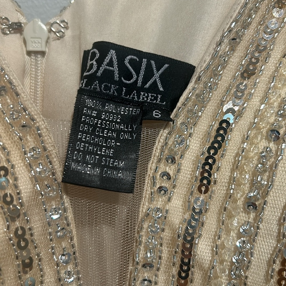 BASIX BLACK LABEL LONG SLEEVE SEQUINED GOWN IN CHAMPAGNE SIZE 6 - Picture 5 of 17